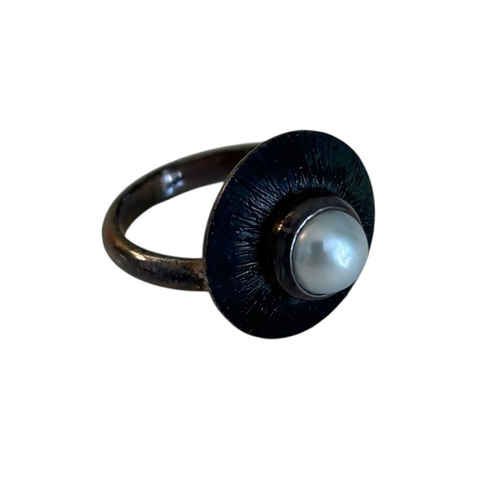 Artisan Designed & Created Oxidized Sterling Silver & Freshwater Pearl Ring. - Picture 5 of 8